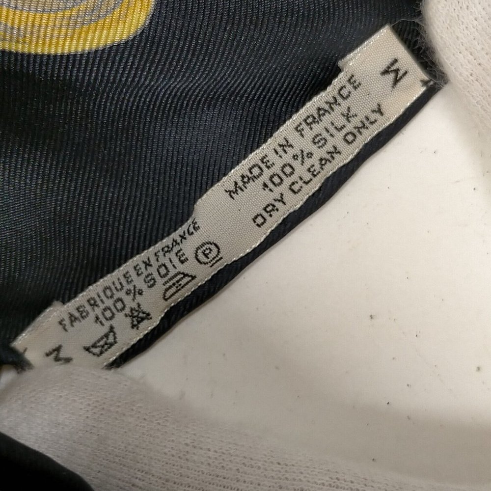 Hermes scarf Carre 90 Reds Silk100% - Picture 8 of 9